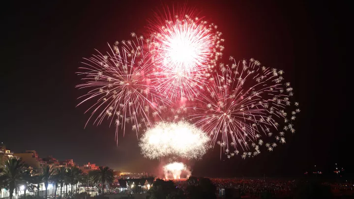 El castell de focs il&middot;luminar&agrave; la revetlla de Sant Pere en el tercer gran dia de Festa Major